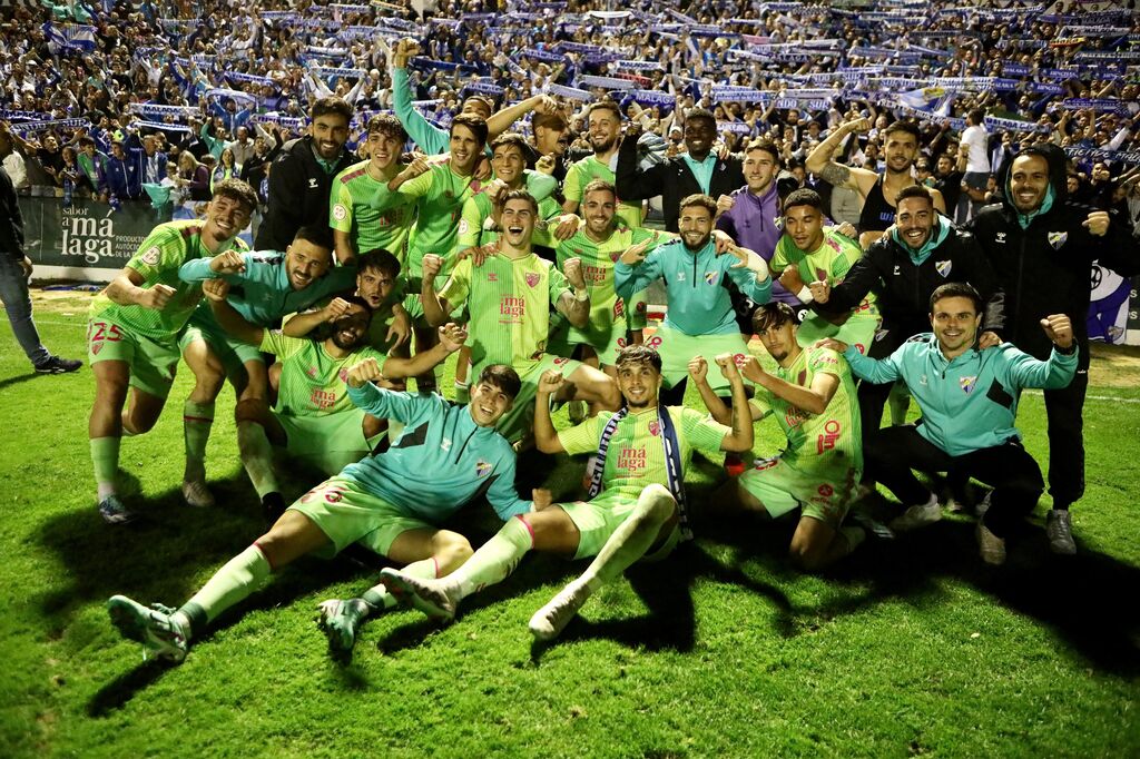 celebracion-Malaga-CF-cesped-Mauli_1843327535_195913856_1024x683