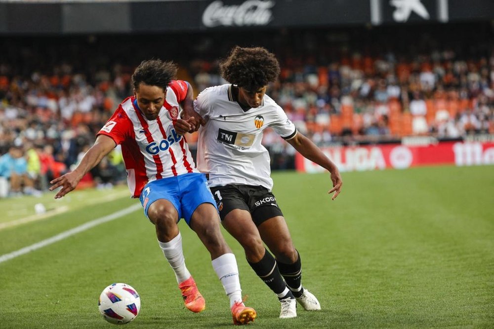 valery-fernandez-y-peter-federico--en-el-valencia-girona-de-la-primera-division-2023-24--efe