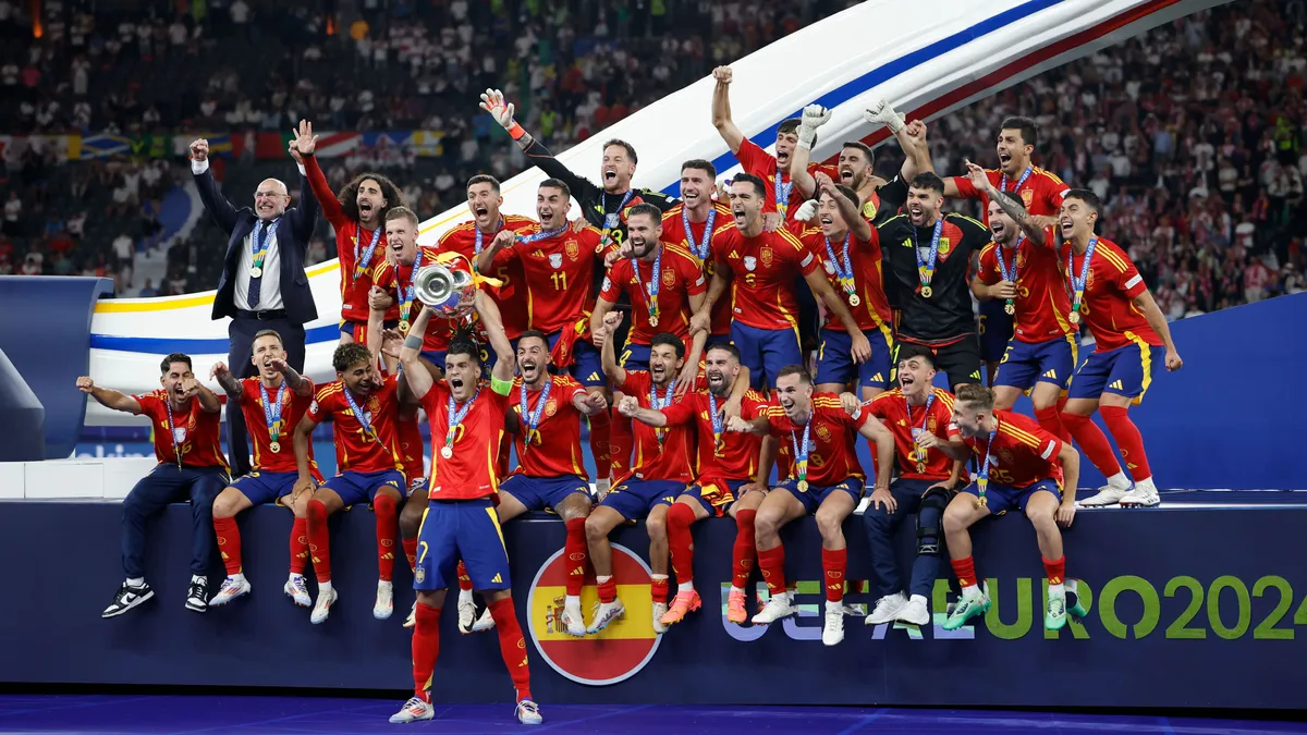 luis-de-la-fuente-y-los-26-heroes-de-la-cuarta-eurocopa-de-espana_f300