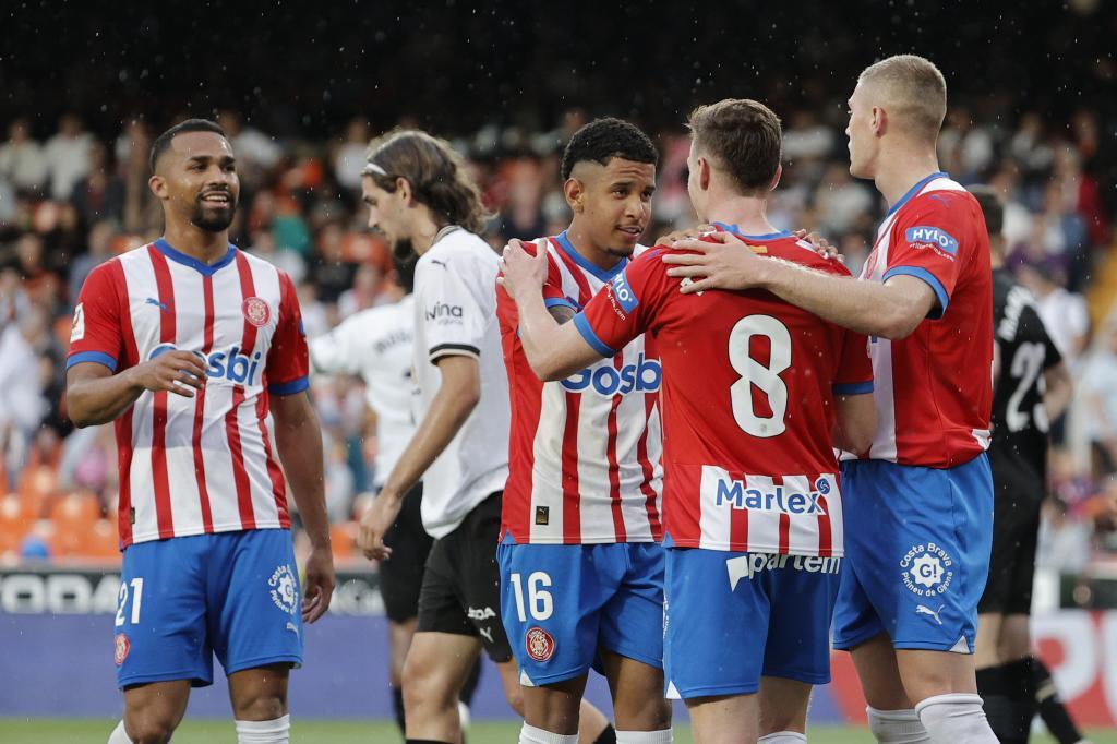 VALENCIA, 19/05/2024.- Los jugadores del Girona celebran el tercer gol de su equipo durante el encuentro correspondiente a la jornada 37 de Primera División que disputan hoy Domingo frente al Valencia en el estadio de Mestalla, en Valencia. EFE / Manuel Bruque.