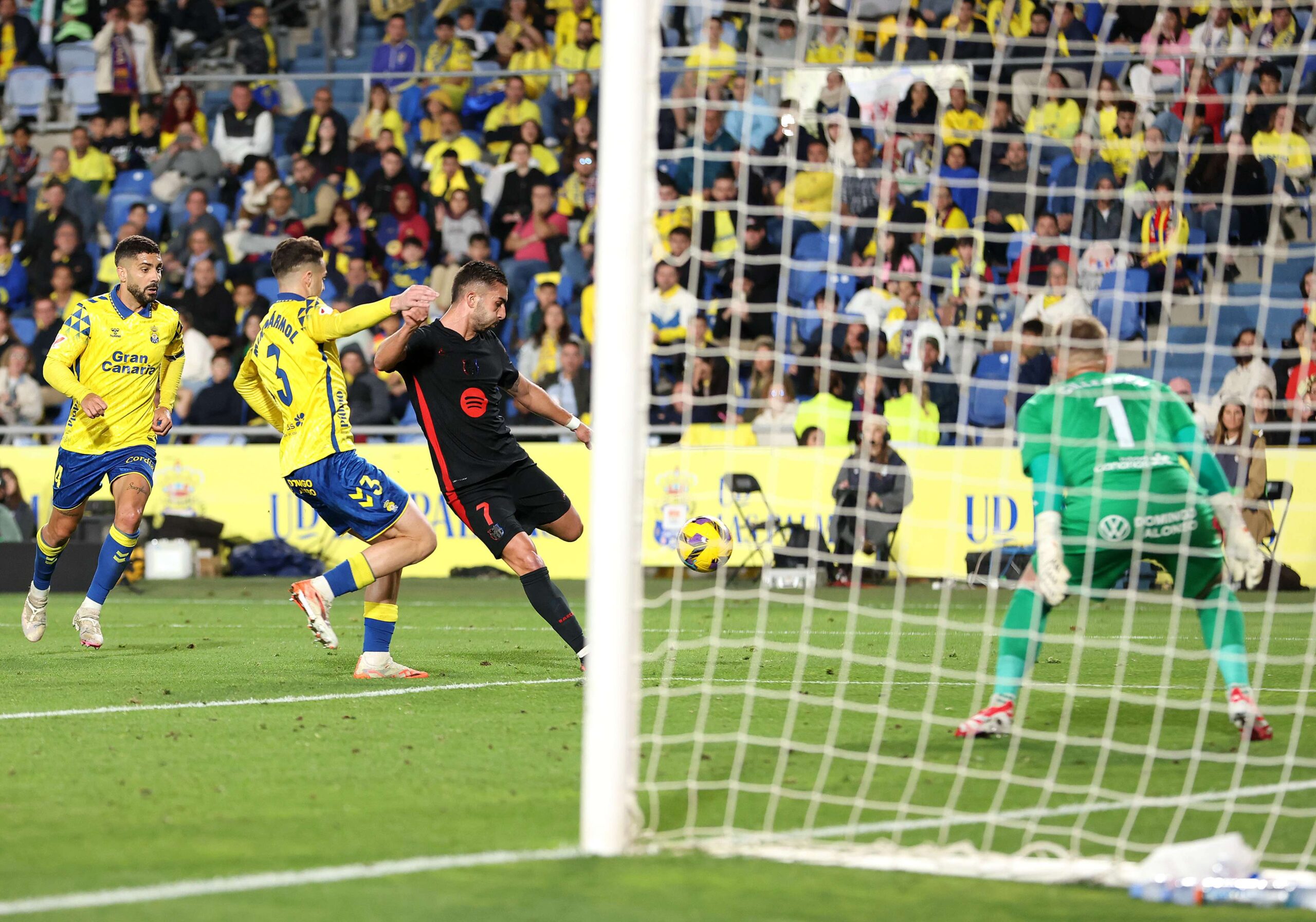 LAS PALMAS, SPAIN - FEBRUARY 22: Ferran Torres of FC Barcelona scores his team's second goal past Jasper Cillessen of UD Las Palmas during the LaLiga match between UD Las Palmas and FC Barcelona at Estadio Gran Canaria on February 22, 2025 in Las Palmas, Spain. (Photo by Florencia Tan Jun/Getty Images)