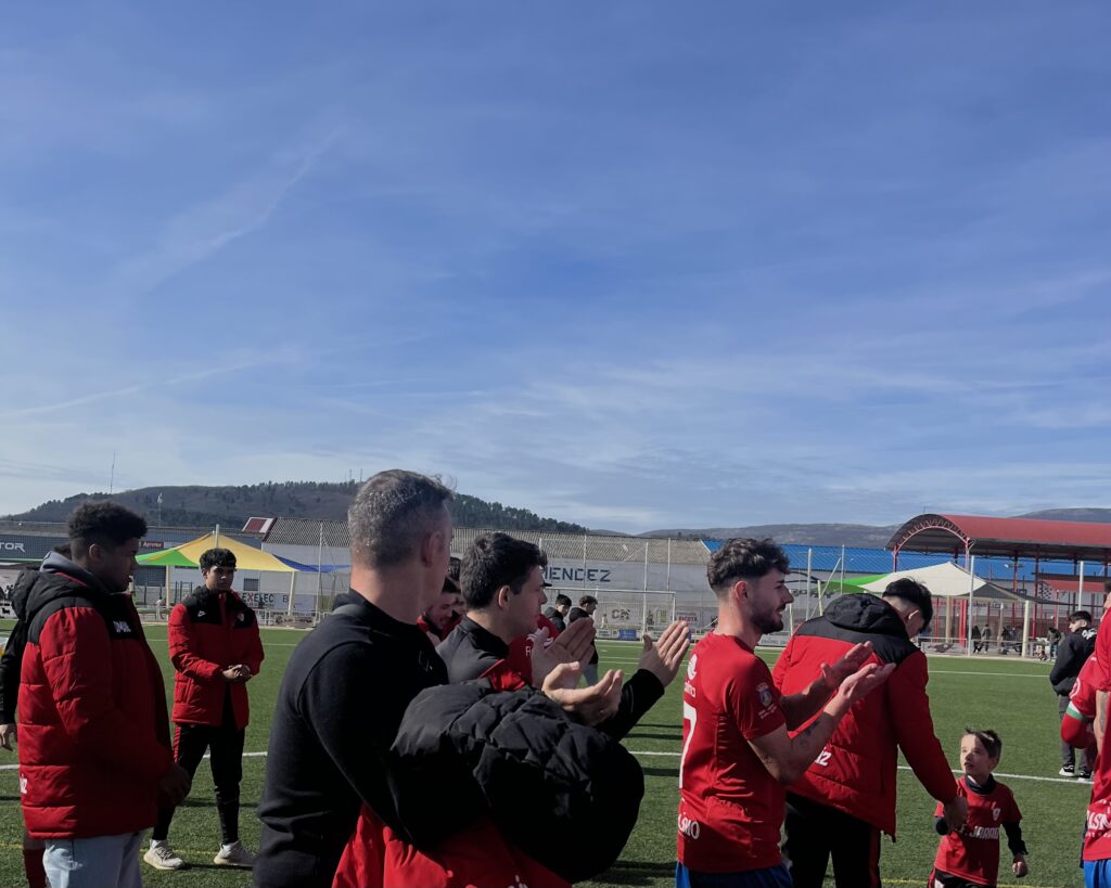 Los jugadores del Jaraiz agradecen el apoyo a su afición. Foto: Moisés Sánchez Roldán