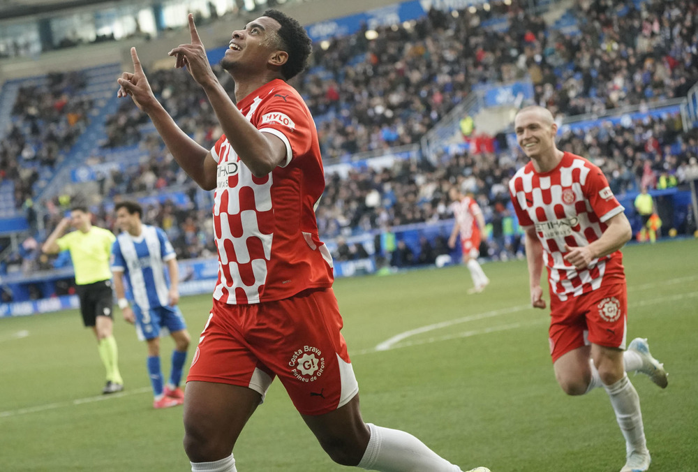 El delantero colombiano del Girona, Jhon Solís, celebra el primer gol de su equipo ante el Alavés, durante el partido de LaLiga disputado este sábado en el estadio Mendizorroza de Victoria. EFE/L. Rico