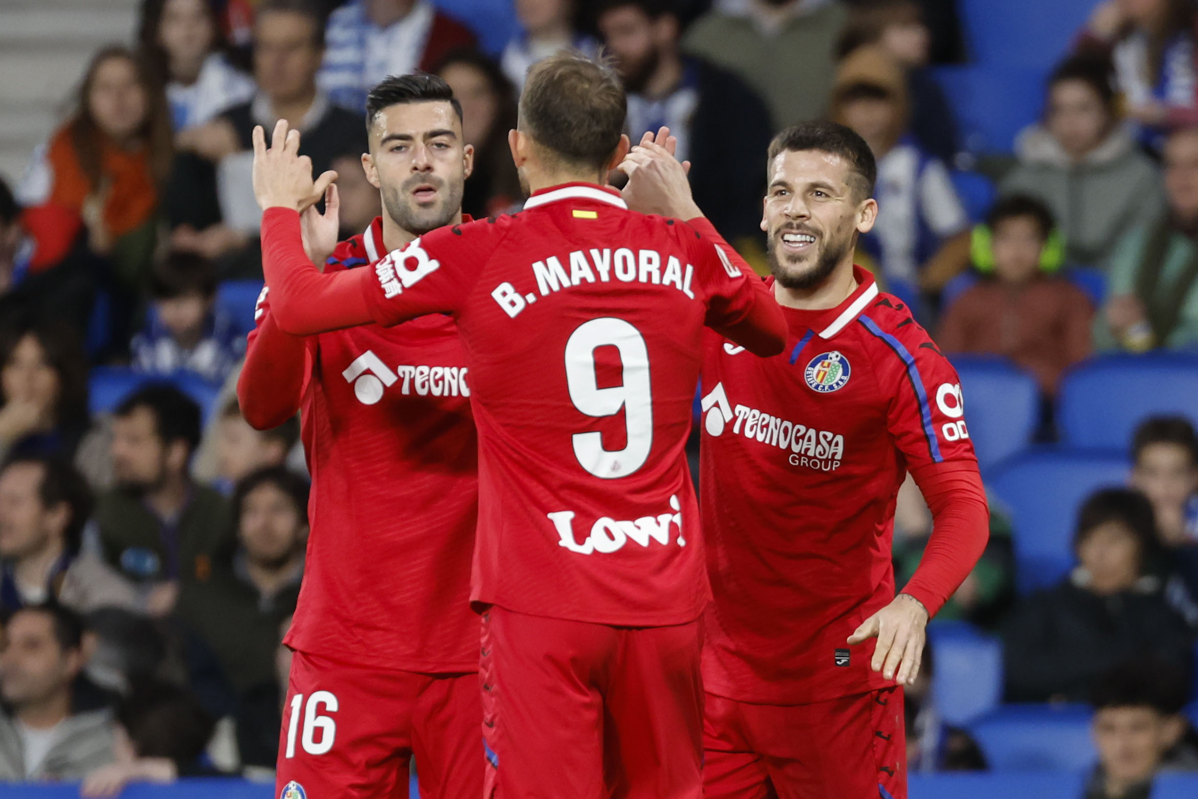 SAN SEBASTIÁN, 26/01/2025.-El delantero del Getafe Carles Pérez (d), celebra su gol contra la Real Sociedad, durante el partido de la jornada 21 de LaLiga, este domingo en el estadio Reale Arena en San Sebastián.-EFE/ Javier Etxezarreta