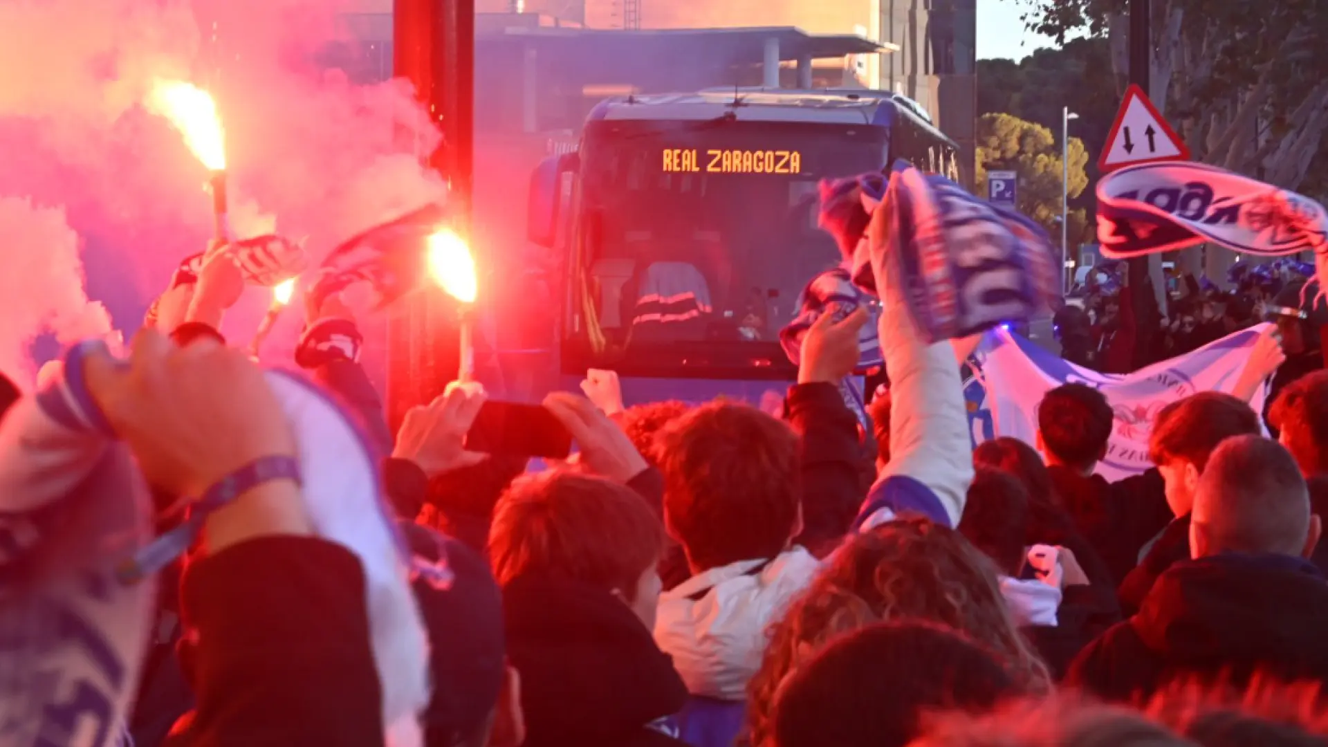 asi-ha-sido-el-recibimiento-del-autobus-del-real-zaragoza-antes-del-partido-contra-el-racing-de-ferrol-1 asi-ha-sido-el-recibimiento-del-autobus-del-real-zaragoza-antes-del-partido-contra-el-racing-de-ferrol-1