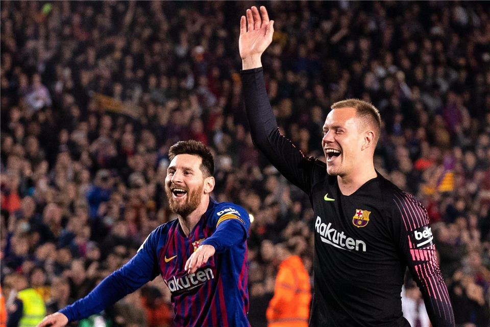 mechi Fußball: Primera Division, Spanien, FC Barcelona - UD Levante, 35. Spieltag. Lionel Messi (l) und Torwart Marc-Andre ter Stegen vom FC Barcelona feiern nach dem Spiel die Meisterschaft. (zu dpa: «Ter Stegen berichtet über spezielle Erfahrungen mit Messi»)