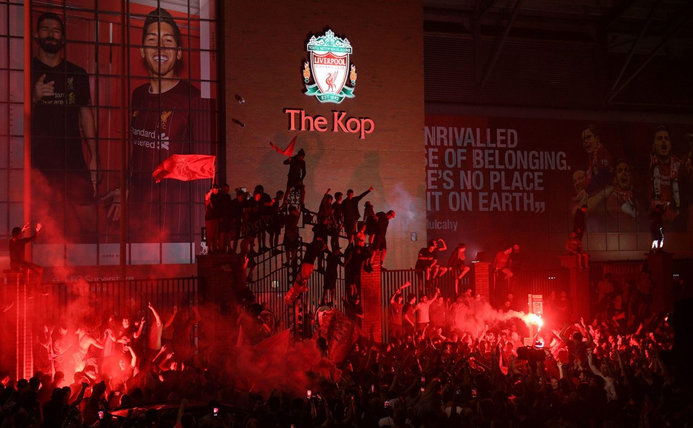 topshot-fbl-eng-pr-liverpool-victory-fans-scaled-e1593441718797 topshot-fbl-eng-pr-liverpool-victory-fans-scaled-e1593441718797