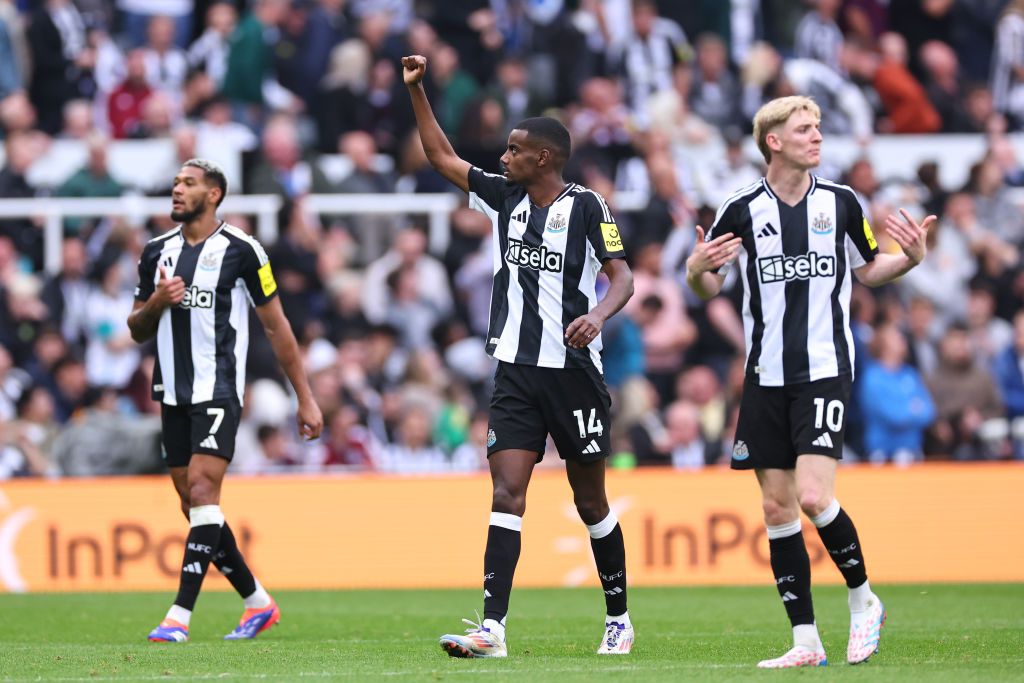 Newcastle United FC v Tottenham Hotspur FC - Premier League NEWCASTLE UPON TYNE, ENGLAND - SEPTEMBER 1: Alexander Isak of Newcastle United celebrates after scoring a goal to make it 2-1 during the Premier League match between Newcastle United FC and Tottenham Hotspur FC at St James' Park on September 1, 2024 in Newcastle upon Tyne, England. (Photo by Robbie Jay Barratt - AMA/Getty Images)