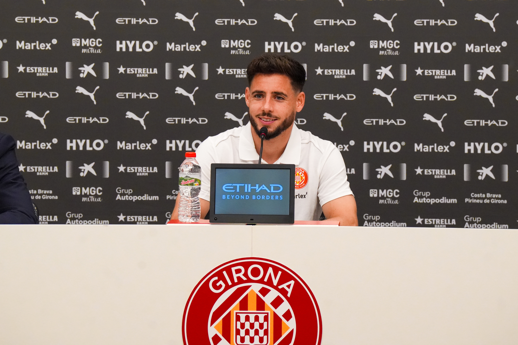 ÁLEX MORENO, presentado como nuevo futbolista del Girona FC (foto club)