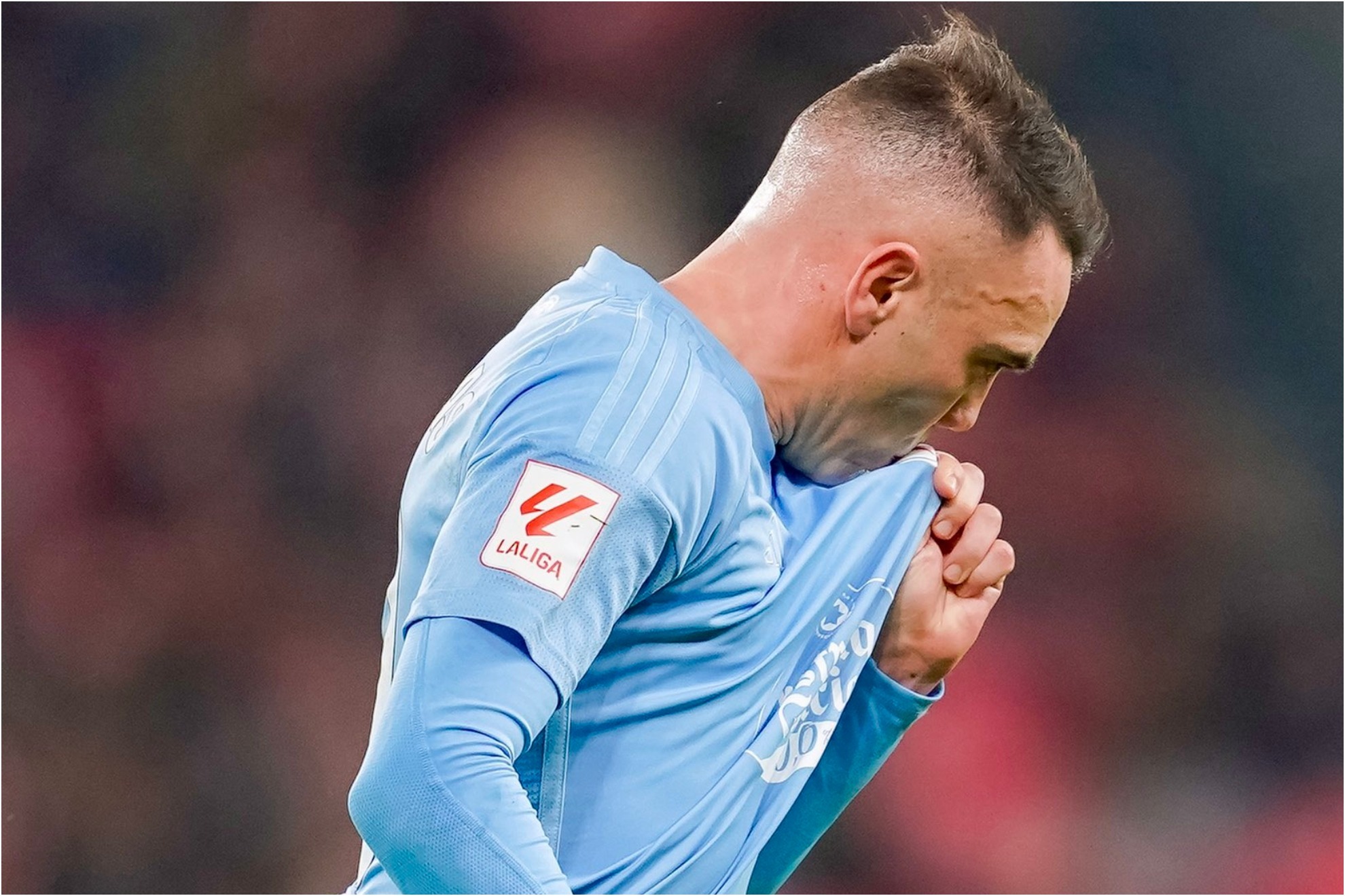 iago aspas besando el escudo iago aspas besando el escudo