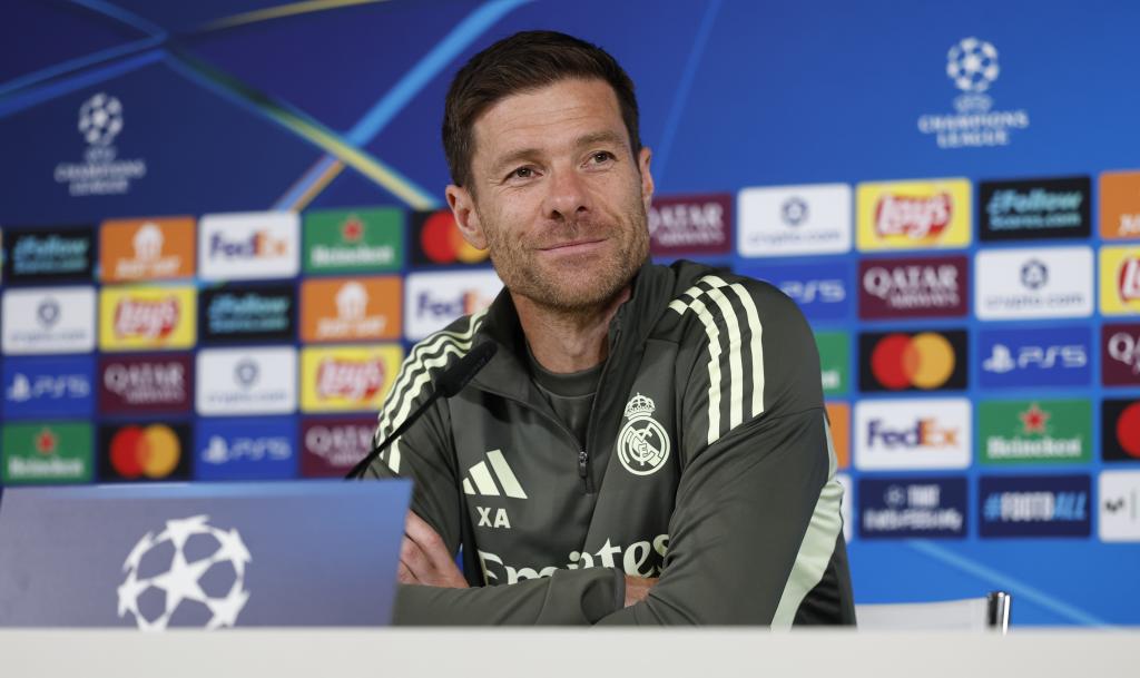MADRID, 15/09/2025.- El técnico del Real Madrid, Xabi Alonso, da una rueda de prensa tras el entrenamiento del equipo este lunes en Valdebebas. El equipo se vio obligado a retrasar una hora el entrenamiento oficial UEFA previo a su estreno en la Liga de Campeones, por la visita a la ciudad deportiva de Valdebebas de personal sanitario para realizar a seis jugadores un control antidopaje de LaLiga. EFE/ Real Madrid SOLO USO EDITORIAL/SOLO DISPONIBLE PARA ILUSTRAR LA NOTICIA QUE ACOMPAÑA (CRÉDITO OBLIGATORIO)