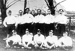 CLUB BIZCAYA. Temporada 1901-02. Enrique Careaga, J. Arana, Luis Arana, Pedro de Larrañaga, R. Ugalde y Amador Arana; Levith, A. De la Sota, Juan de Astorquia, Ramón Silva y Walter Evans. La foto es de un amistoso de entrenamiento disputado en Bilbao. CLUB BIZCAYA 2 FOOT-BALL CLUB BARCELONA 1 Jueves 15/05/1902, 16:00 horas. Copa de la Coronación. Madrid, Hipódromo de la Castellana: 3.500 espectadores. GOLES: 1-0: 10’, Juan de Astorquia. 2-0: 20’, Armand Cazeaux. 2-1: 75’, John Parsons. ALINEACIONES: CLUB BIZCAYA: Luis Arana; Enrique Careaga, Pedro de Larrañaga; Luis Silva, Amador Arana, Enrique Goiri; Armand Cazeaux, Juan de Astorquia, L. Dyer, Ramón Silva y Walter Evans. F. C. BARCELONA: Samuel Morris; Lluis Puelles, George Meyer; Miguel Morris, Arthur Witty, Miguel Valdés; John Parsons, Udo Steinberg, Hans Gamper, Henry Morris y Alfonso Albéniz. ÁRBITRO: Carlos Padrós Rubio, de Madrid. Linieres: Zollinger y otro. INCIDENCIAS: En la final, no sólo estaba en juego la Copa de plata del Ayuntamiento de Madrid, sino el prestigio de confirmarse como mejor equipo de España. El compromiso en este desafío hizo que de Bilbao fuese una selección local, formada por los mejores jugadores de los dos clubes que existían en ese momebo, el Athletic Club y el Bibao FC y que el FC Barcelona echase mano de una triada de extranjeros que defendían al subcampeón de la ciudad, el Hispania AC. En definitiva, el Vizcaya no era un club, sino un combinado y el FC Barcelona aparecía reforzado, aprovechando que el torneo era un encuentro amistoso sin supervisión de ningún estamento oficial. Y surgió la primera discusión en nuestro fútbol: el Bizcaya se niega a jugar la final en la fecha y hora fijada alegando que ya ha jugado dos partidos y no ha dispuesto de descanso. El FC Barcelona se opone a ello, pues muchos de sus jugadores tienen necesidad de regresar a su ciudad lo más pronto posible. El Jurado, que ha de dictaminar, recibe la presión bilbaína de que si no accede a sus ruegos ellos se retiran. Finalmente, en reunión conjunta entre la organización y jugadores de ambos clubs. se decide que la final se dispute por la tarde. Lo que se escondía detrás de este lío era que el Bizcaya estaba a la espera de Enrique Careaga. Temiendo que no llegase a la hora del encuentro por la mañana, consiguió retrasarlo a las cuatro de la tarde y así pudo alinear al defensa del Bilbao FC. El Club Bizcaya vistió con camiseta blanca y pantalón azul y el FC Barcelona con su habitual uniforme azulgrana. Cuentan las crónicas que fue un partido muy disputado y de gran calidad. Los bilbaínos consiguieron dos goles en la primera parte lo que obligó al FC Barcelona a mantener su ofensiva durante toda la segunda. Una vez acortada la distancia en el marcador, el acoso contra la portería del Vizcaya fue total, llegándose al final del partido cuando el FC Barcelona estaba lanzado por el empate. El Vizcaya sacó dos corners frente a los 10 del FC Barcelona. Según comentarios, el partido sólo duró 75 minutos. Para algunos cronistas el Vizcaya jugó admirablemente y aunque el FC Barcelona demostró ser bastante más fuerte, fue el equipo bilbaíno el que se llevó el gato al agua. COPA DE LA CORONACIÓN: La Copa de la Coronación, oficialmente Concurso Madrid de Foot-ball Association, fue una competición futbolística amistosa organizada en 1902 en Madrid como parte de los festejos por el inicio del reinado personal de Alfonso XIII, al alcanzar la mayoría de edad.  Fue la primera competición futbolística a nivel nacional celebrada en España. Debido a su éxito se decidió organizar un torneo de fútbol con periodicidad anual a partir de 1903, vigente en la actualidad, bautizado como Campeonato de España de Fútbol, también conocido como Copa de S.M. el Rey, al donar el monarca un trofeo para el ganador. El Concurso Madrid se desarrolló entre el 13 y el 16 de mayo de 1902 en Madrid y se proclamó campeón el Bizcaya, un combinado formado por dos equipos bilbaínos de fútbol, el Athletic Club y el Bilbao Football Club. Al año siguiente del certamen el Bilbao F. C. sería absorbido por el Athletic, conservando este último su nombre original. Por ello, este trofeo se encuentra actualmente en el Museo del Athletic Club, y aunque oficialmente la Real Federación Española de Fútbol no reconoce la Copa de la Coronación en el palmarés de la Copa del Rey, a menudo se cita como la primera edición de dicho torneo, e incluso, el propio Athletic Club, lo reivindica como el primer título de Copa de su historia. En el Torneo se disputaron los siguientes encuentros: Encuentro preliminar: 13/05/1902.- CLUB BIZCAYA BILBAO 5 CLUB ESPAÑOL DE BARCELONA 1. Semifinales: 13/05/1902.- FC BARCELONA 3 MADRID FC 1. 14/05/1902.- CLUB BIZCAYA BILBAO 8 NEW FC de Madrid 1. Final: 15/05/1902.- CLUB BIZCAYA BILBAO 2 FC BARCELONA 1.